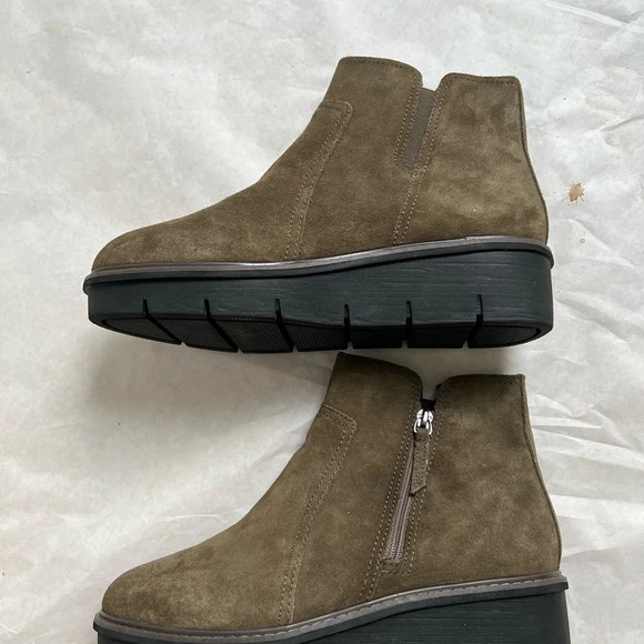 Women's Clarks, Airabell Zip Boot Green Khaki Suede Wedge Ankle Chelsea Size 9.5 - Picture 8 of 9